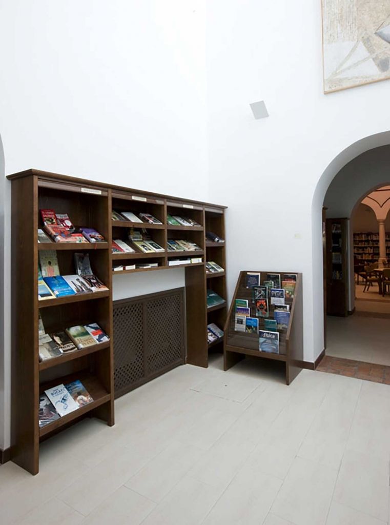 expositor-madera-761x1024